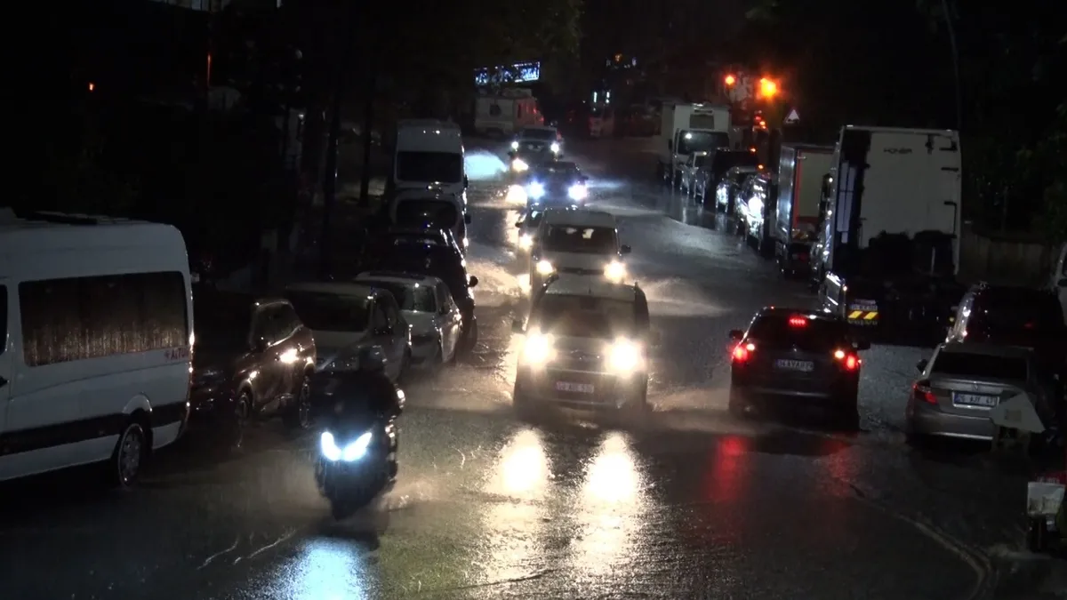 İstanbul'da yağmur trafiği vurdu! Yoğunluk yüzde 72'ye çıktı