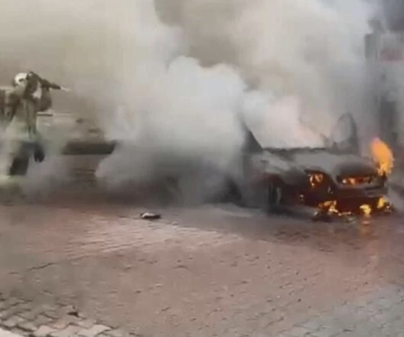 İstanbul'da park halindeki otomobil alev alev yandı