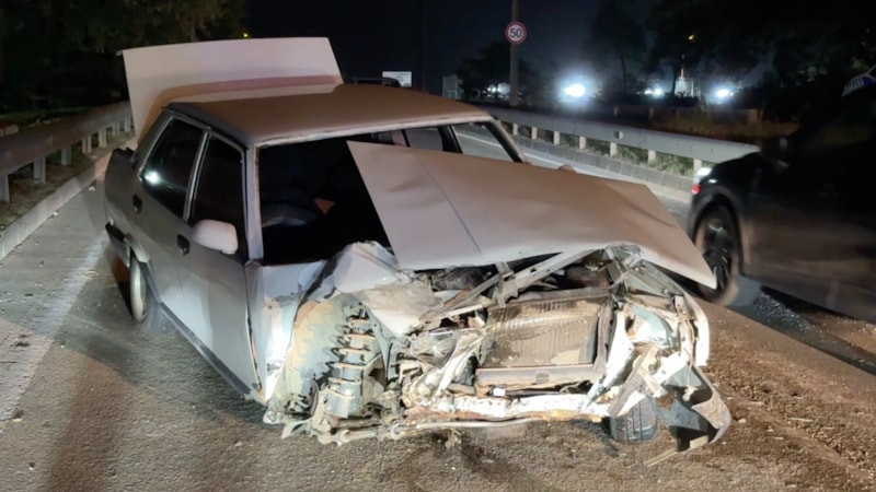 Bursa'da bariyerlere çarpan araçta 2 kişi yaralandı
