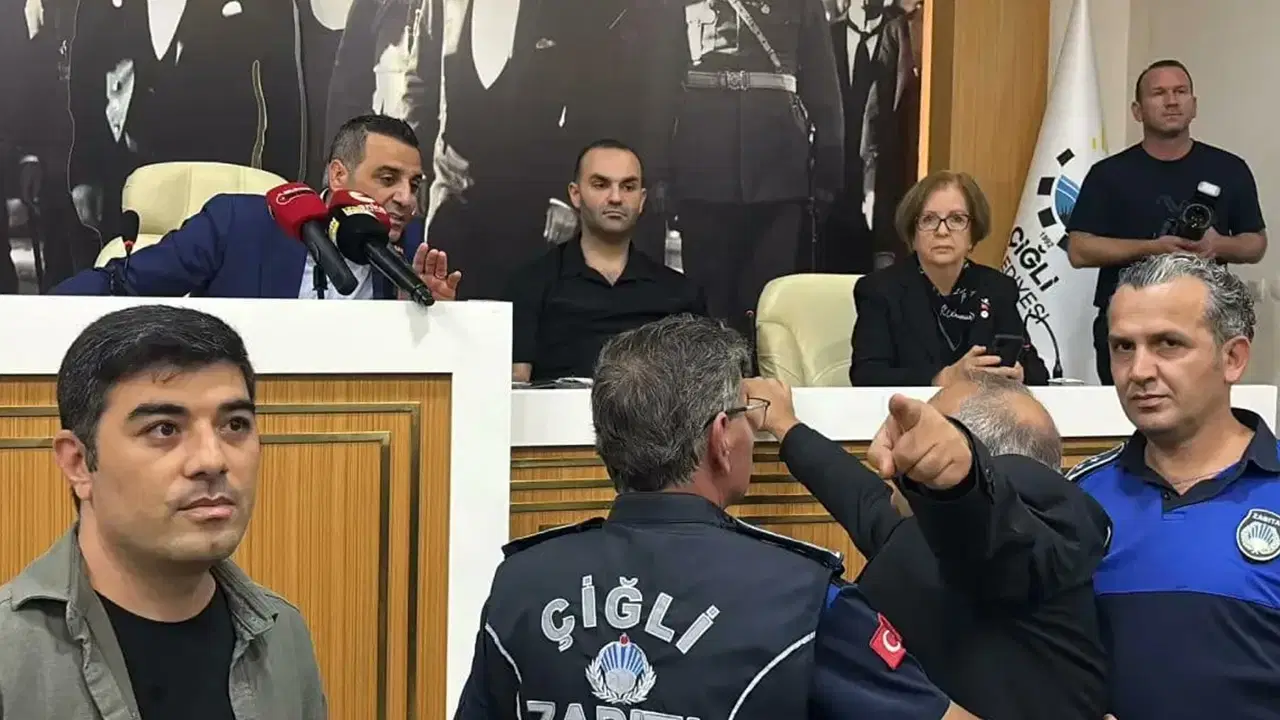 Çiğli Belediye Meclisi'nde tansiyon yükseldi... AKP'ye geçen başkana protesto: Su şişesi fırlatıldı!