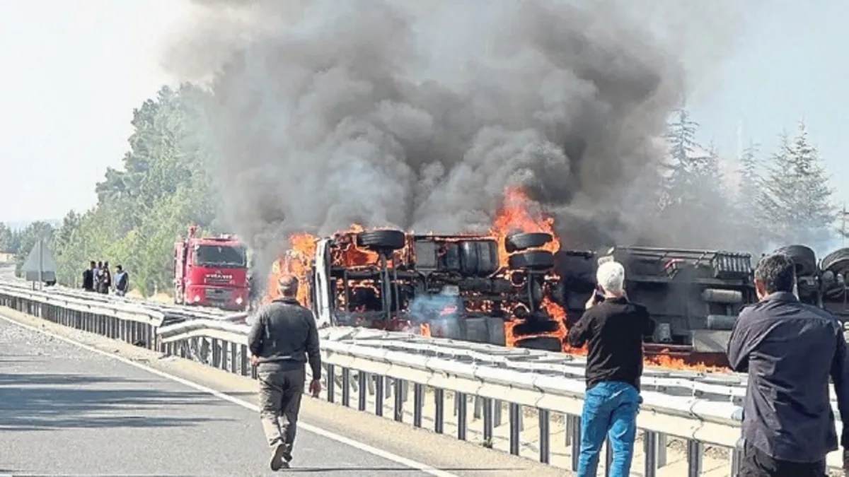 Bariyere çarpan alkol yüklü TIR alev topuna döndü