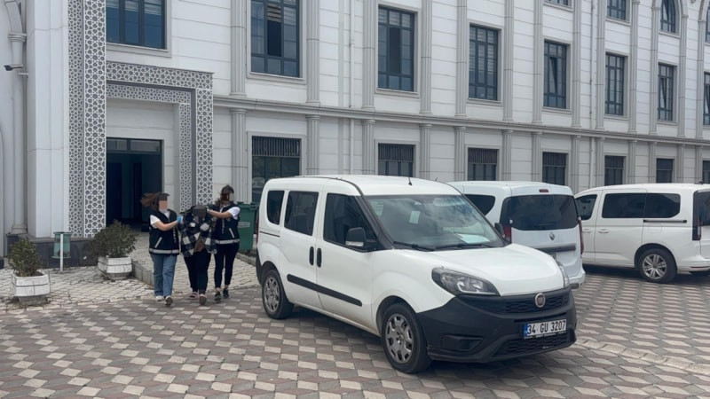 Kocaeli'de babasını öldüren annesinin gözyaşlarını mahkeme salonunda sildi
