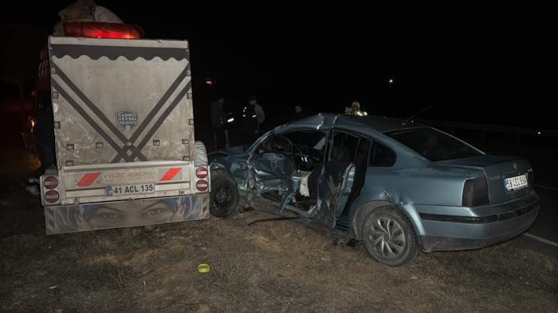 Sivas'ta mevsimlik işçileri taşıyan minibüsle otomobil çarpıştı: 2 yaralı