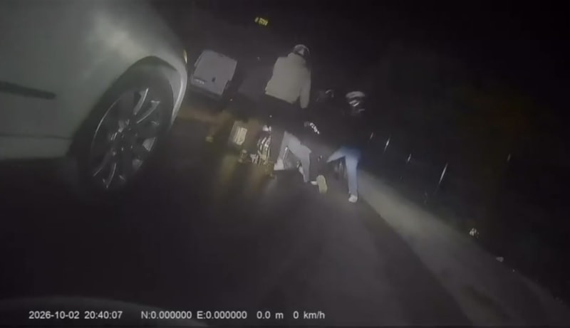 İstanbul'da moto kuryeyi dakikalarca dövdüler
