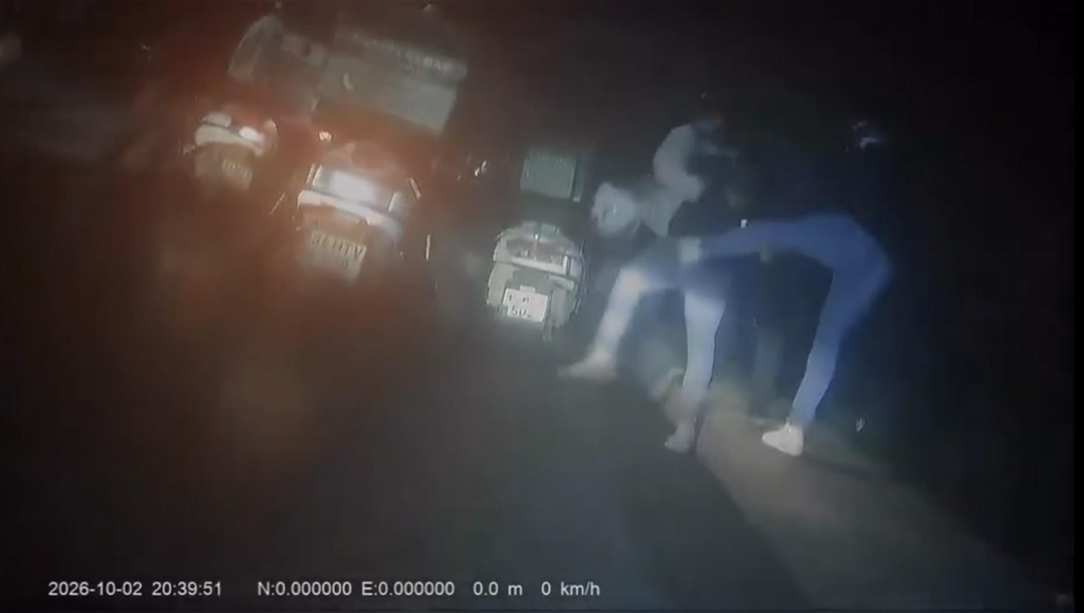 Sarıyer’de motokuryenin yolu kesildi! Tekme ve yumruklarla darbedip başına kaskla vurdular