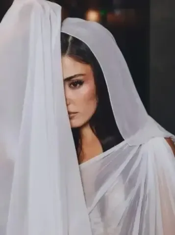 Milano’yu salladı! Beyaz elbisesiyle adeta büyüledi: Hande Erçel'in o pozlarına yorum yağdı
