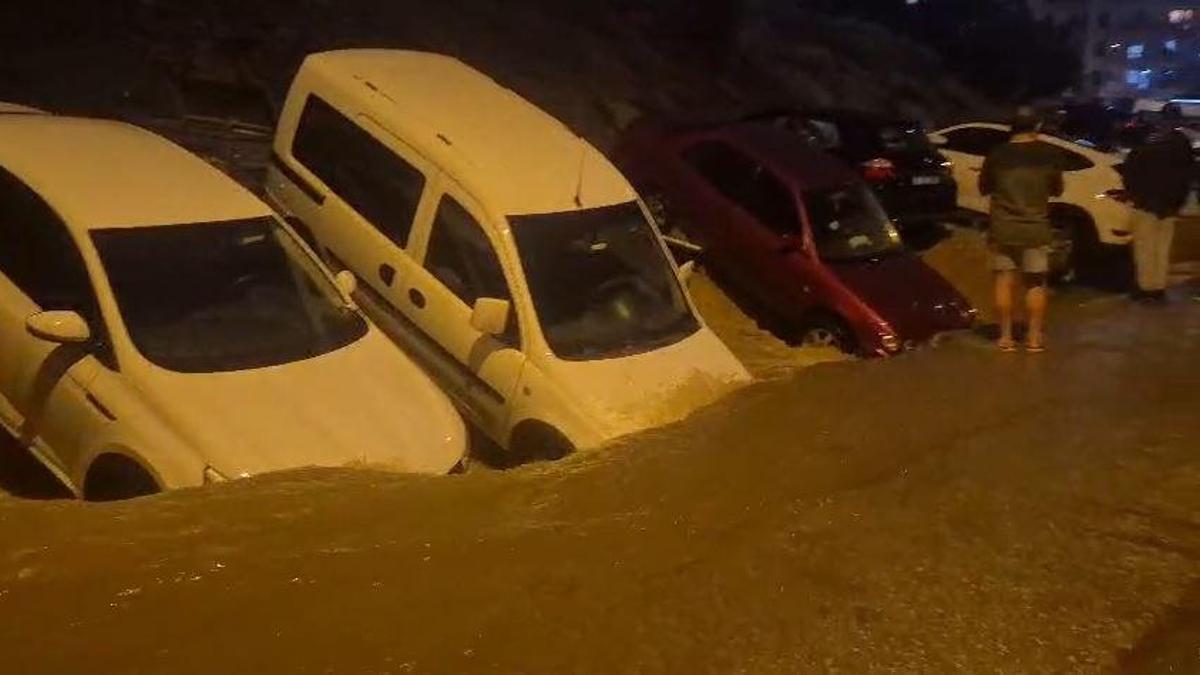 Ankara'da sel nedeniyle yol çöktü! Çok sayıda araç hasar gördü