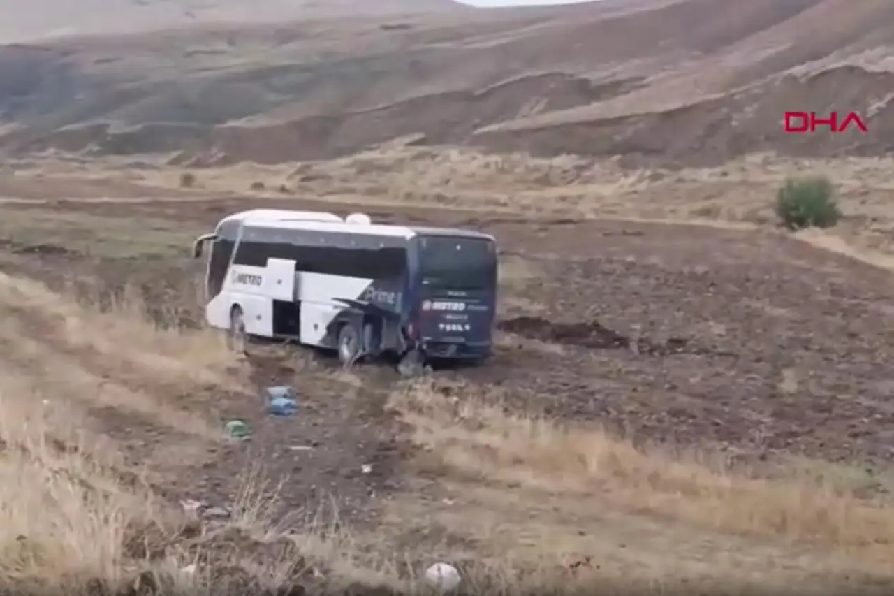 Sivas'ta yolcu otobüsü tarlaya girdi: 2'si çocuk 9 kişi yaralandı