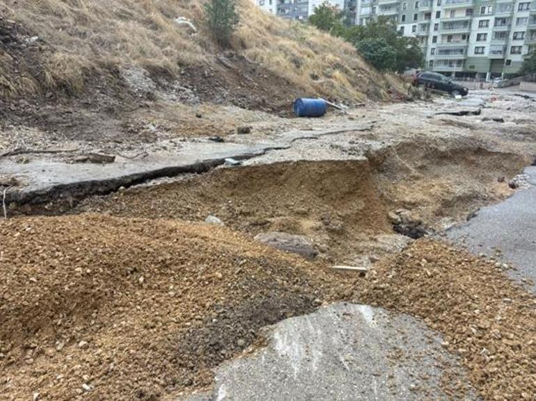 Ankara’da sel sonrası facia! Yol yarıldı 20 araç çukura düştü