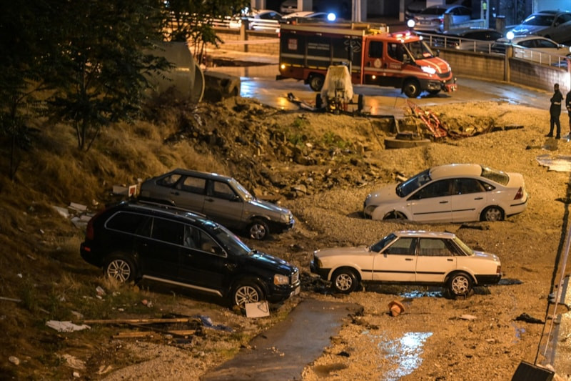 Ankara'yı sağanak vurdu: Biriken sularda araçlar mahsur kaldı, yol çöktü