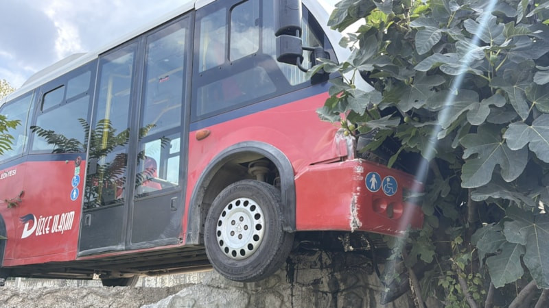 Düzce'de köpeklere çarpmamak için manevra yapan otobüs, duvara çarptı