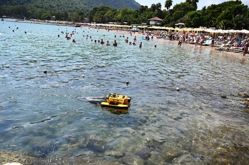 Antalya Kemer’de “Çöp Kapar” ile deniz yüzeyindeki atıklar toplanıyor