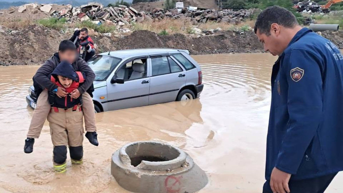 Hatay'da yağış sonrası yolda mahsur kalan çocuğu itfaiyeci kurtardı