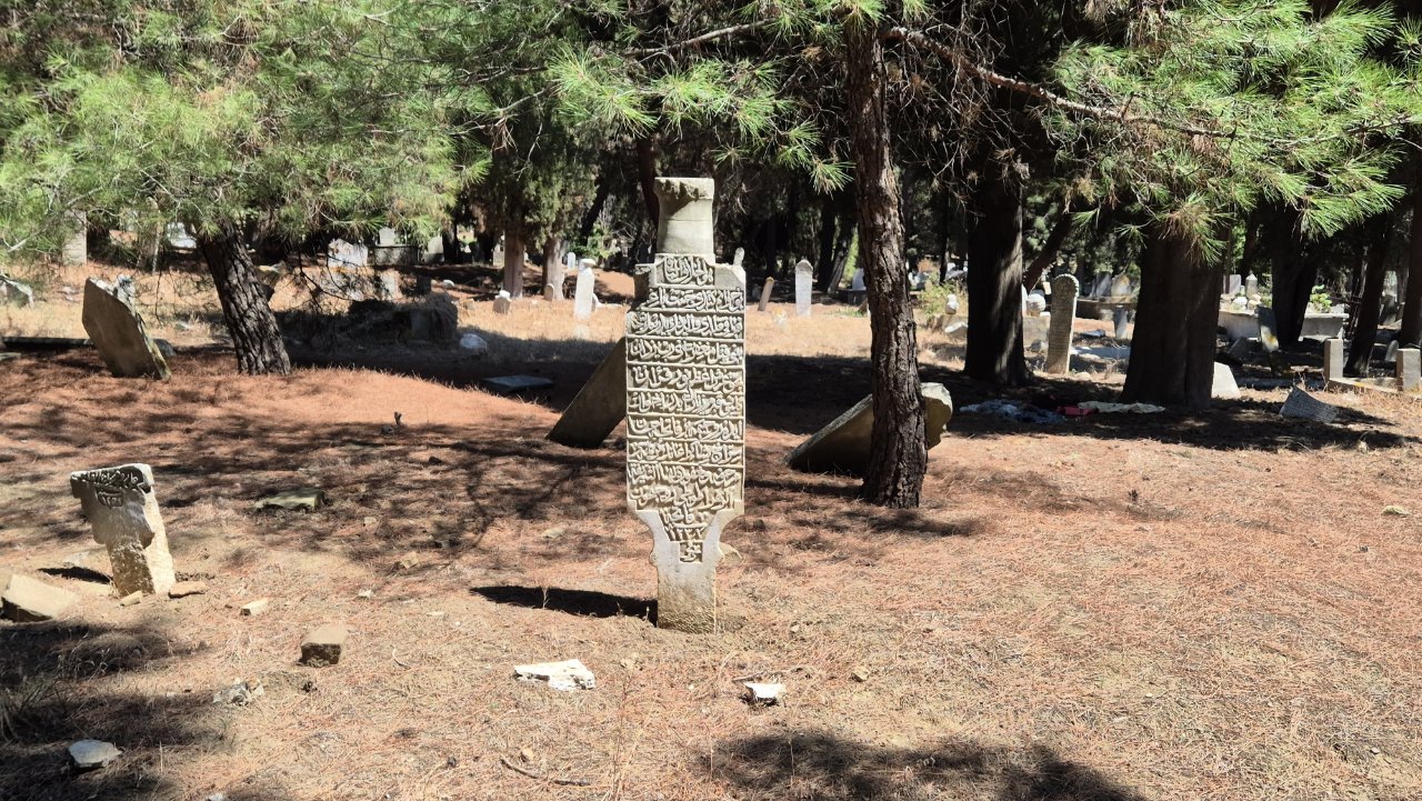 90 mezar taşı kurtarıldı
