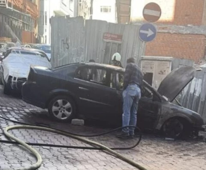 İstanbul'da park halindeki otomobil alev alev yandı