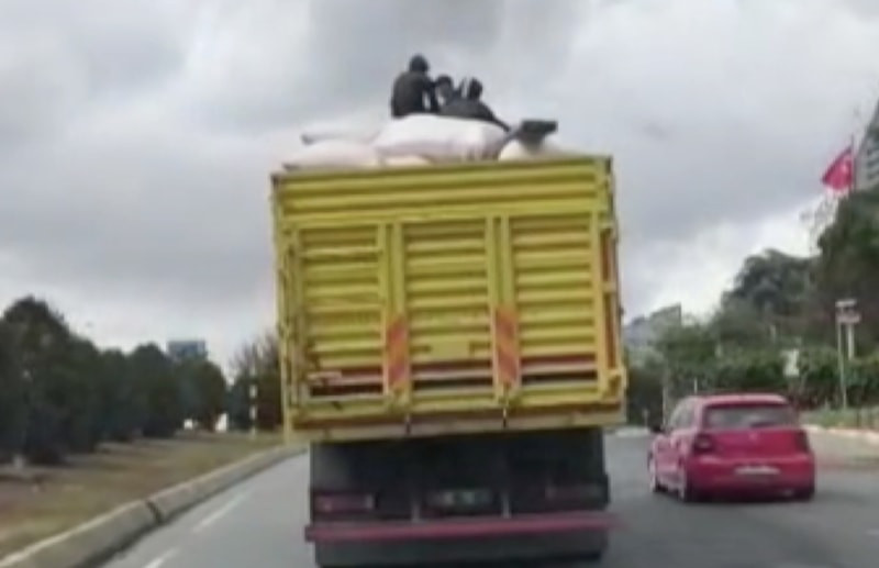 İstanbul'da kamyon üzerinde tehlikeli yolculuk kameraya yansıdı