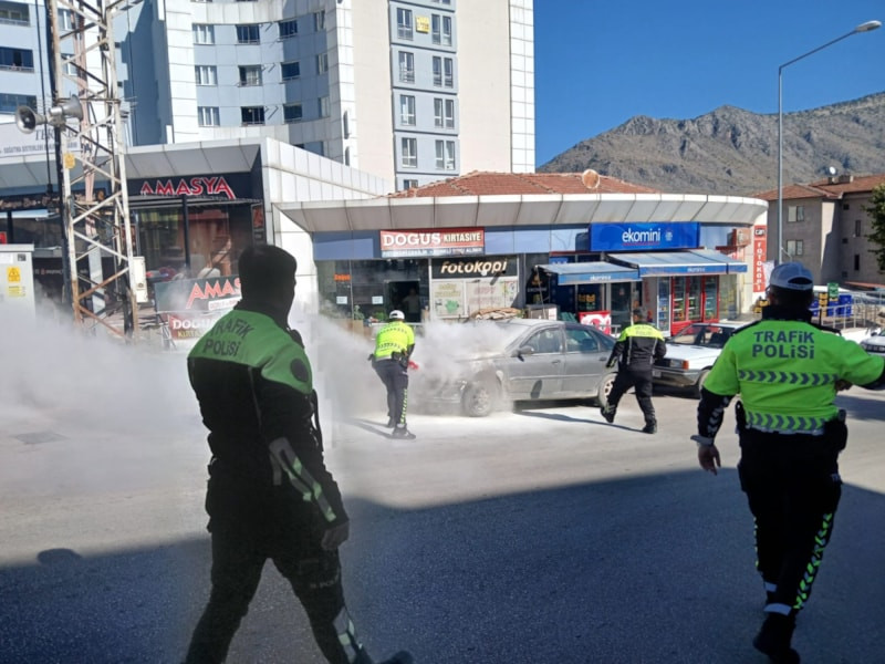 Amasya'da KPSS'ye girdi, aracı yandı