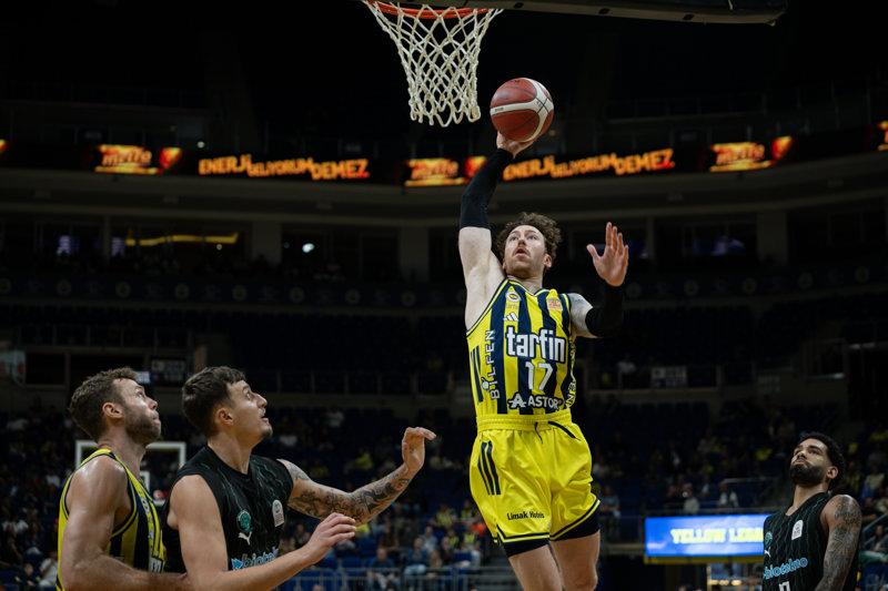 Shane Larkin ilk kez oynadı, Fenerbahçe Tarfin sezonun ilk galibiyetini aldı