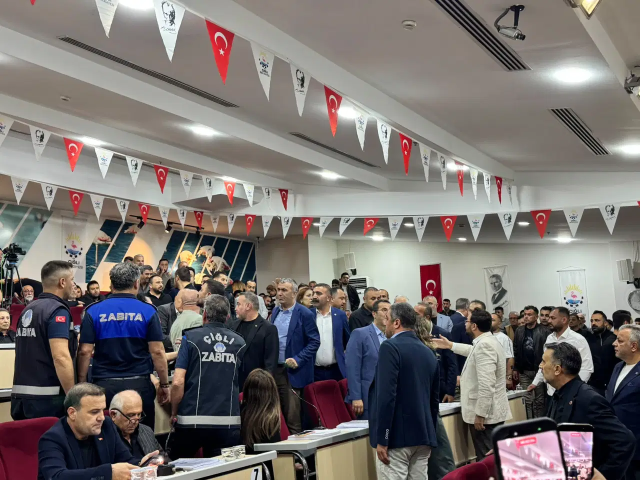 Çiğli Belediye Meclisi'nde tansiyon yükseldi... AKP'ye geçen başkana protesto: Su şişesi fırlatıldı!