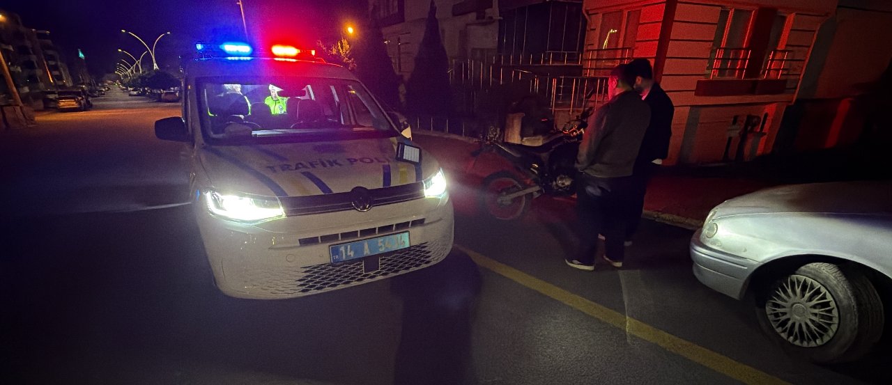 Yola savrulan gence aldırmadı! Çarpıp kaçan kural tanımaz sürücü her yerde aranıyor