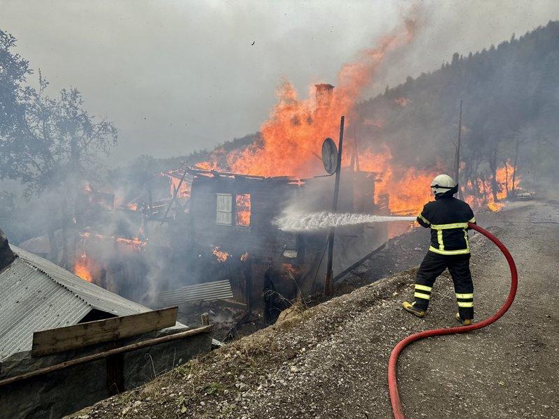 Kastamonu'da köy yangını! Evler alev alev yanıyor