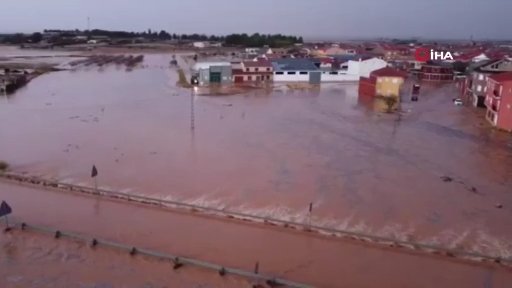 Ülke sele teslim! Yollar göle döndü, çok sayıda kişi ise mahsur