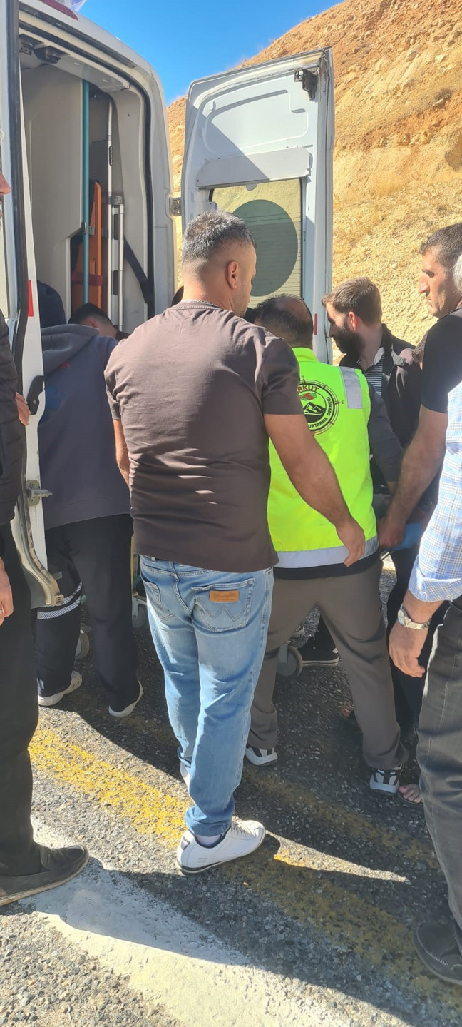 Ponza madeni yüklü TIR kaza yaptı: Ekipler sürücüyü kurtarmak için seferber oldu