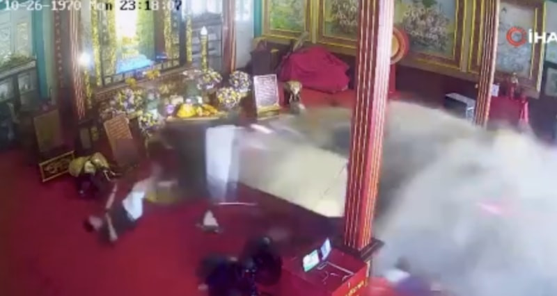 Tayland’da tapınağa araç daldı: 3 yaralı