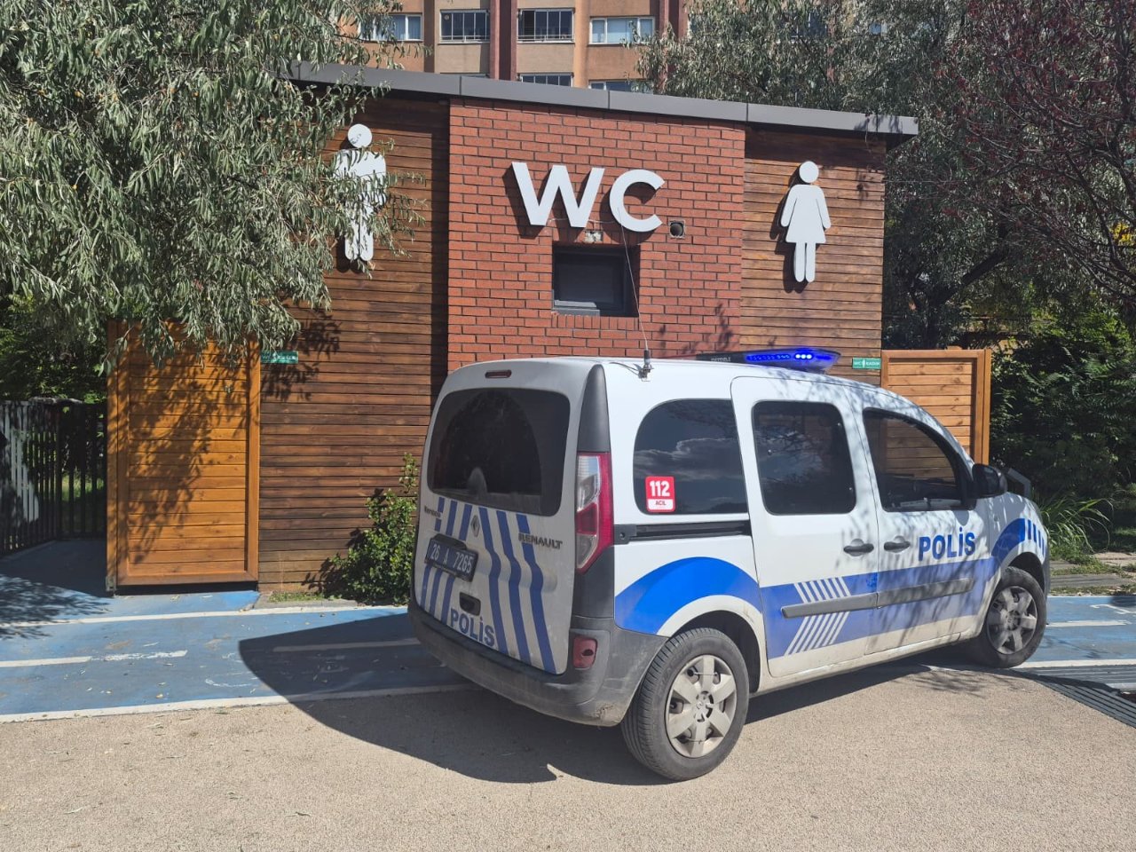 Parkın tuvaletinde silahla vurulmuş ceset bulundu