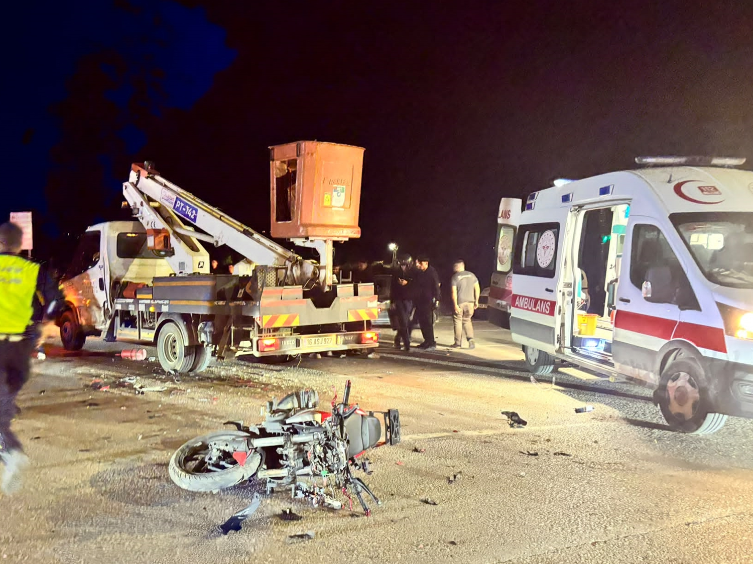 Bursa'da kamyonetle çarpışan motosikletteki 1 kişi öldü, 1 kişi yaralandı