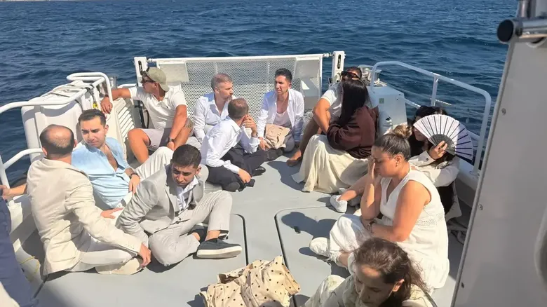 Şık kıyafetlerle yola çıkmışlardı! Muğla’da yelkenlide yakalandılar