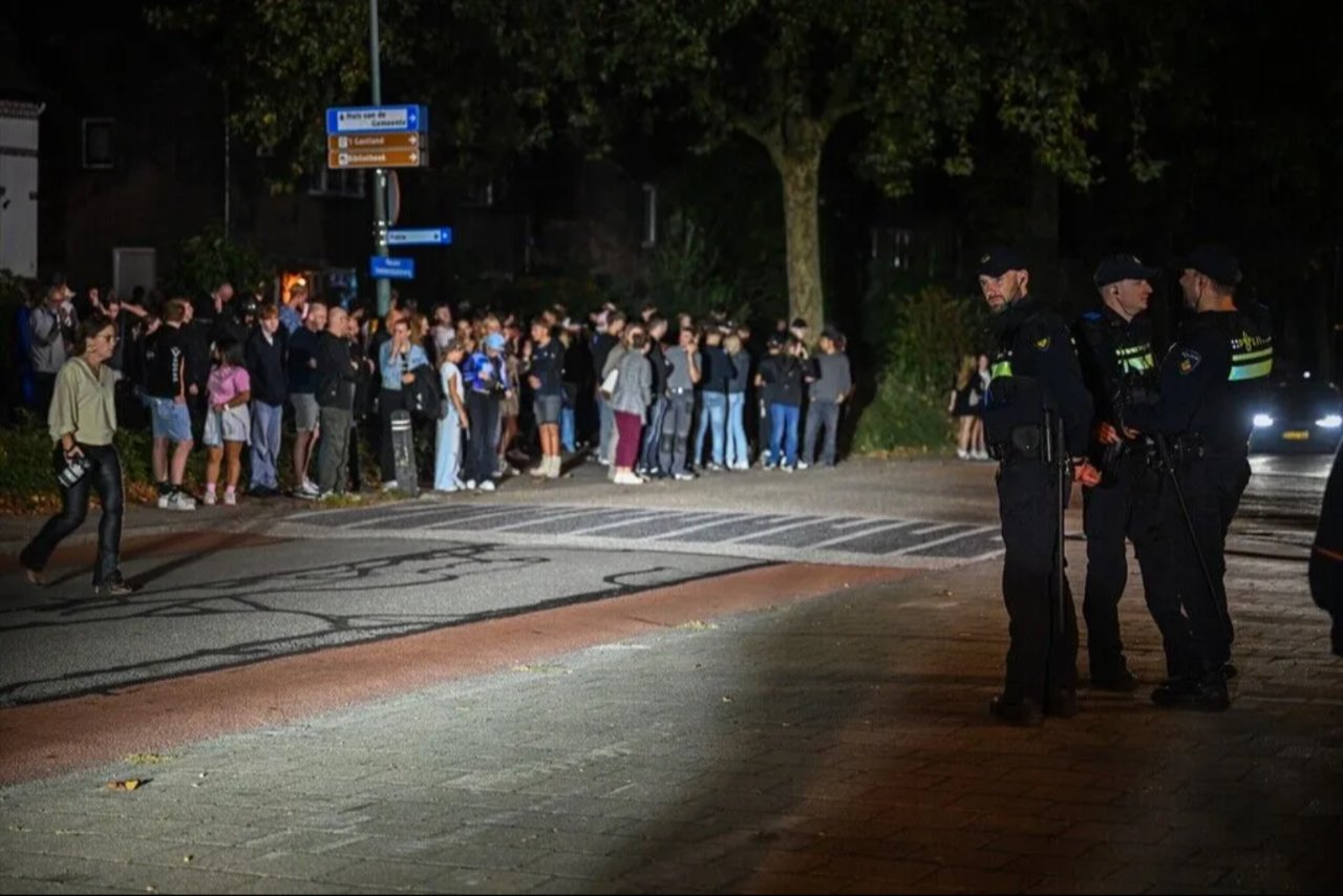 Avrupa'da ortalık karıştı! Polise havai fişek yağdırdılar