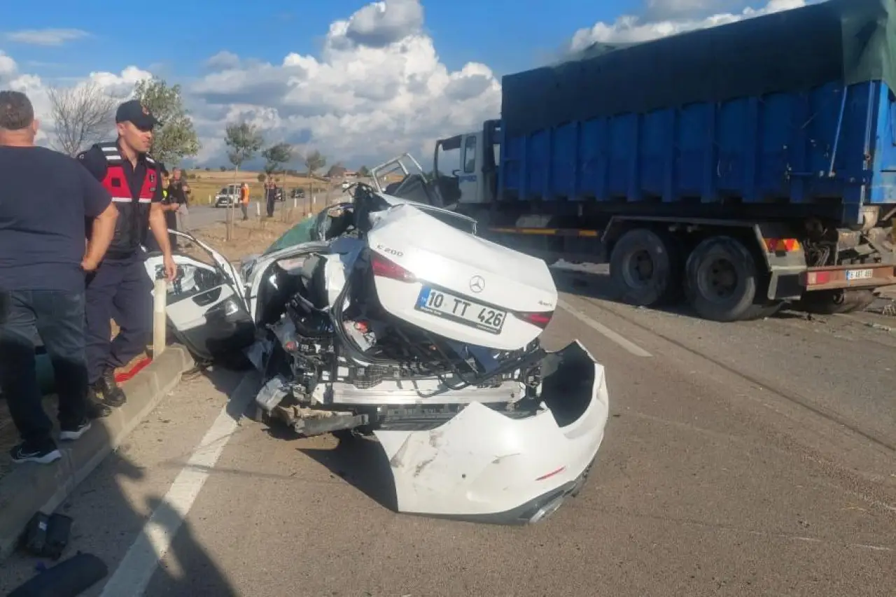 Balıkesir'de kazada otomobil kamyonun altına girdi: Hamile anne ve kızı öldü; ameliyata alınan kadının bebeği de kurtarılamadı