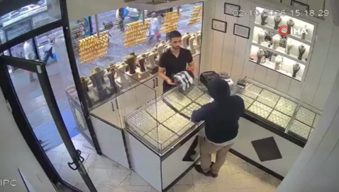 Kuyumcuyu soymaya geldi, tezgahtarın tuzağına düştü! 5 milyonluk liralık hüsran