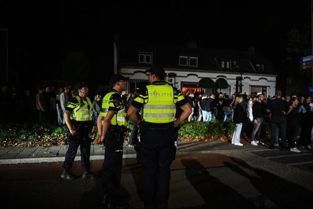 Avrupa'da ortalık karıştı! Polise havai fişek yağdırdılar