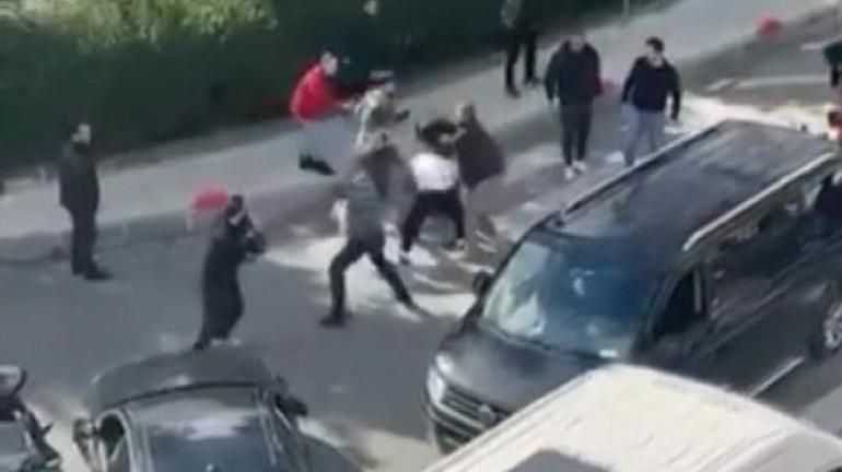 Bayrampaşa'da sürücülerin yol kavgası: Kafa atıp tekme ve yumruklarla saldırdı!