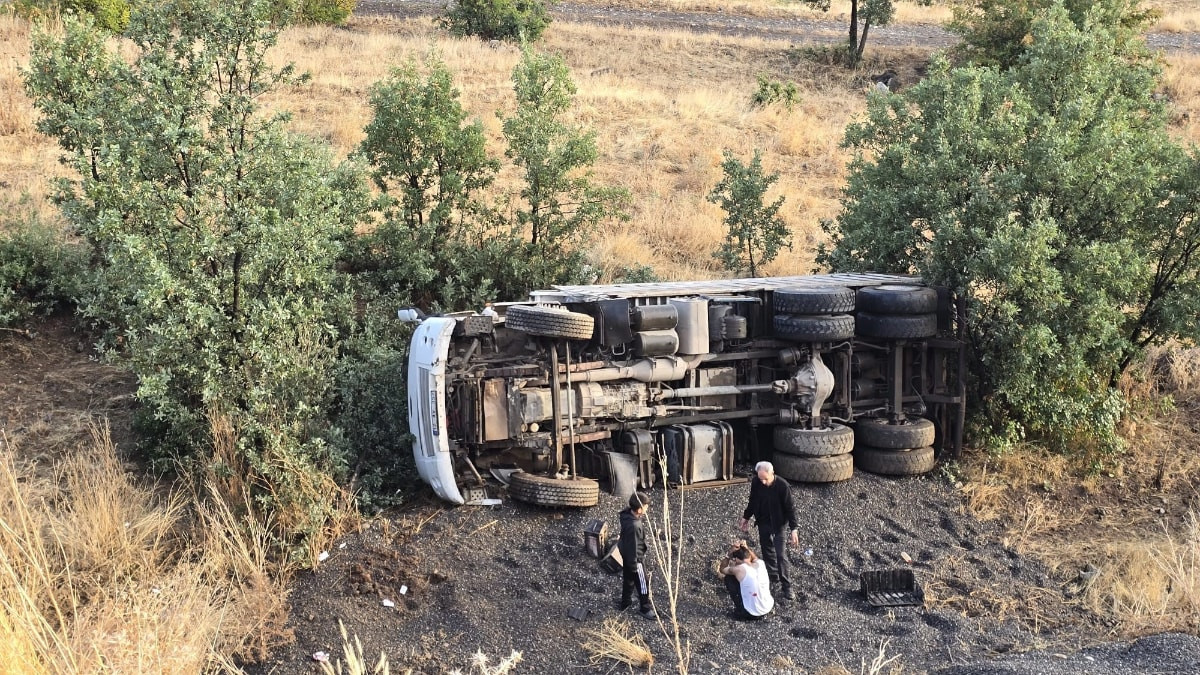 Bingöl’de devrilen kamyonun sürücüsü ağır yaralandı