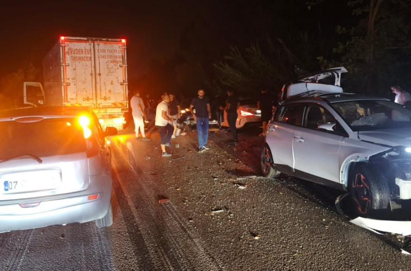 Antalya'da 4 aracın karıştığı kazada ortalık savaş alanına döndü