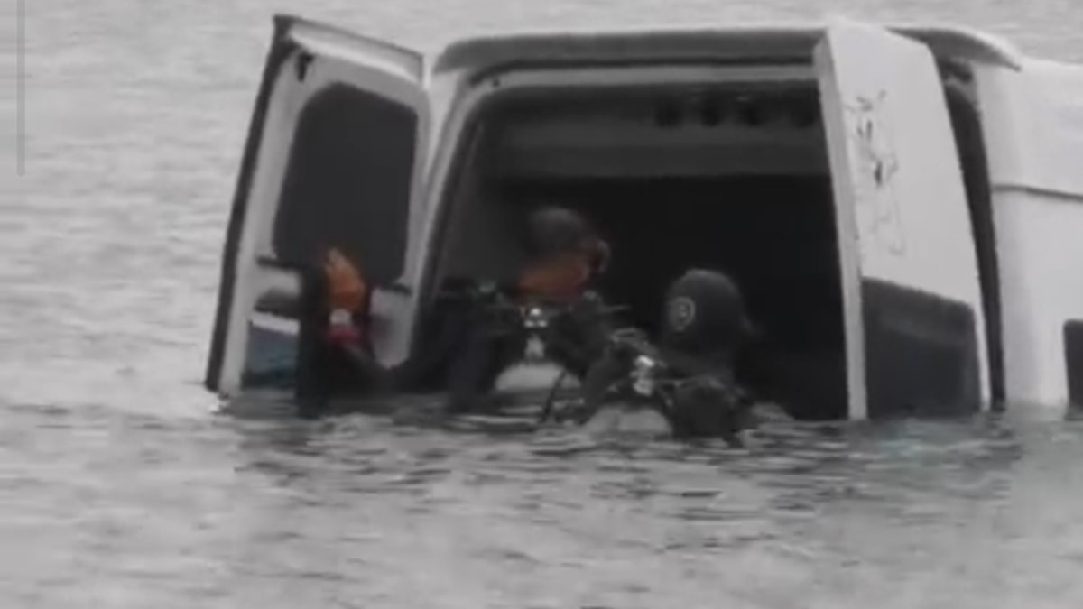 Van'da minibüs Erçek Gölü'ne uçtu: Sürücü kendi imkanları ile çıktı