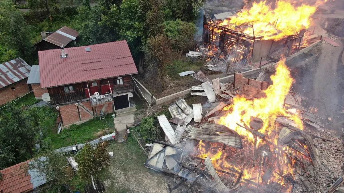 Kastamonu İnebolu'da orman yangını paniği! Ahşap evdeki alevler 7 eve sıçradı