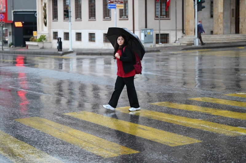 Ülke genelinde gök gürültülü yağışlar etkili: Sıcaklıklar düşüşe geçiyor