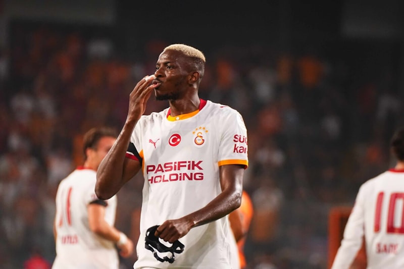 Silahlı korumalarla gezdi! Victor Osimhen, mahallesini ziyaret etti