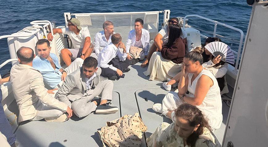 Hepsi şık kıyafetler giydi! Yelkenli tekneye şok baskın: 12 kişi yakalandı