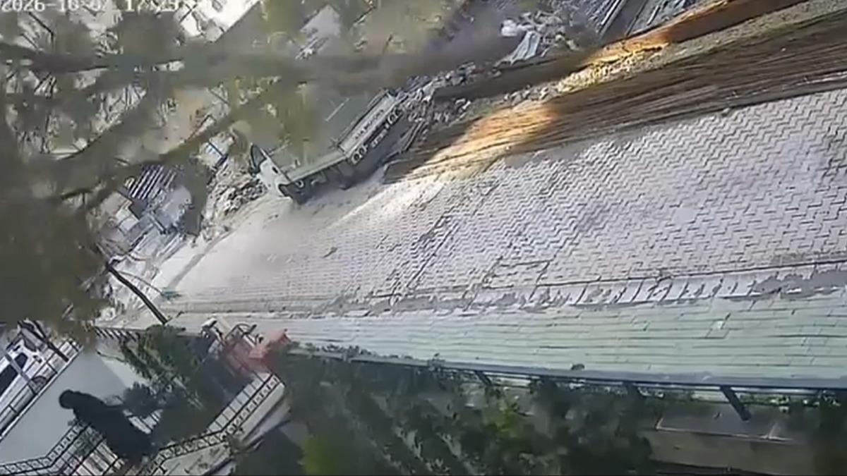 Ölümden saniyelerle kurtuldu! 10 metrelik ağaç böyle devrildi