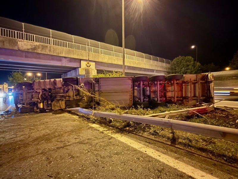 Parfüm yüklü tır devrildi: Anadolu Otoyolu'nda trafik aksadı