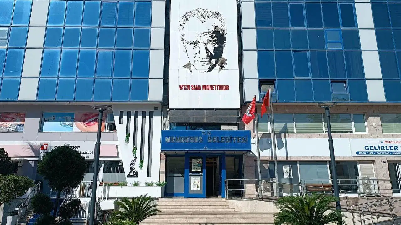 Son dakika... Menderes Belediyesi'ne ikinci dalga operasyon: 9 kişi gözaltına alındı
