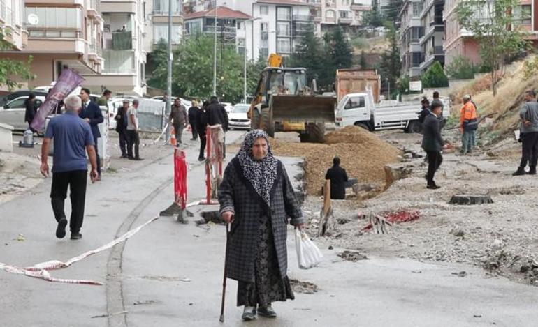 Ankara’da sel sonrası facia! Yol yarıldı 20 araç çukura düştü