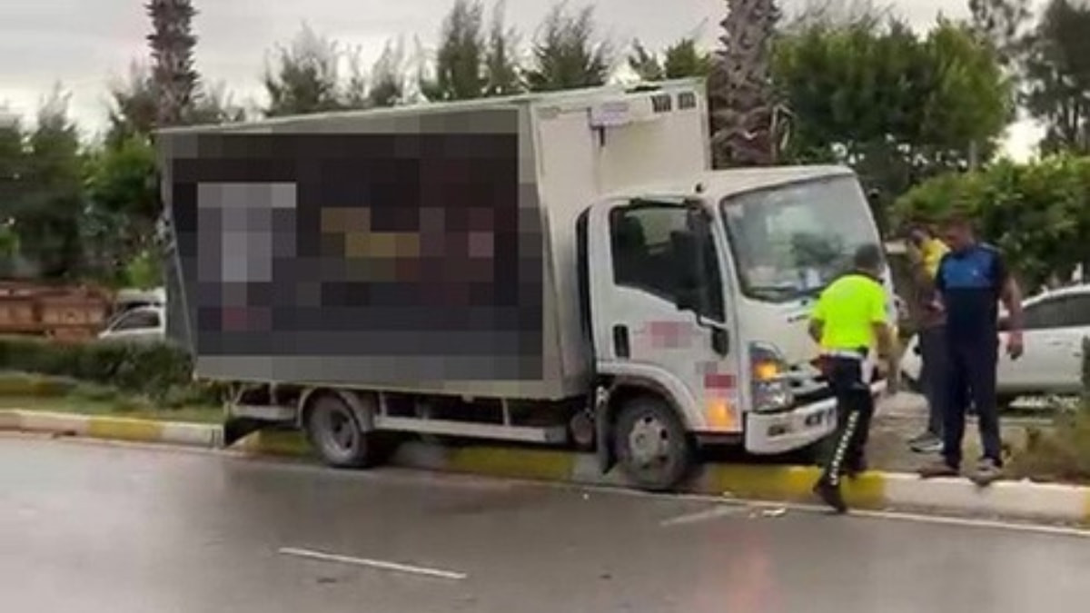Antalya'da direksiyon başında fenalaşan sürücü refüje çıktı
