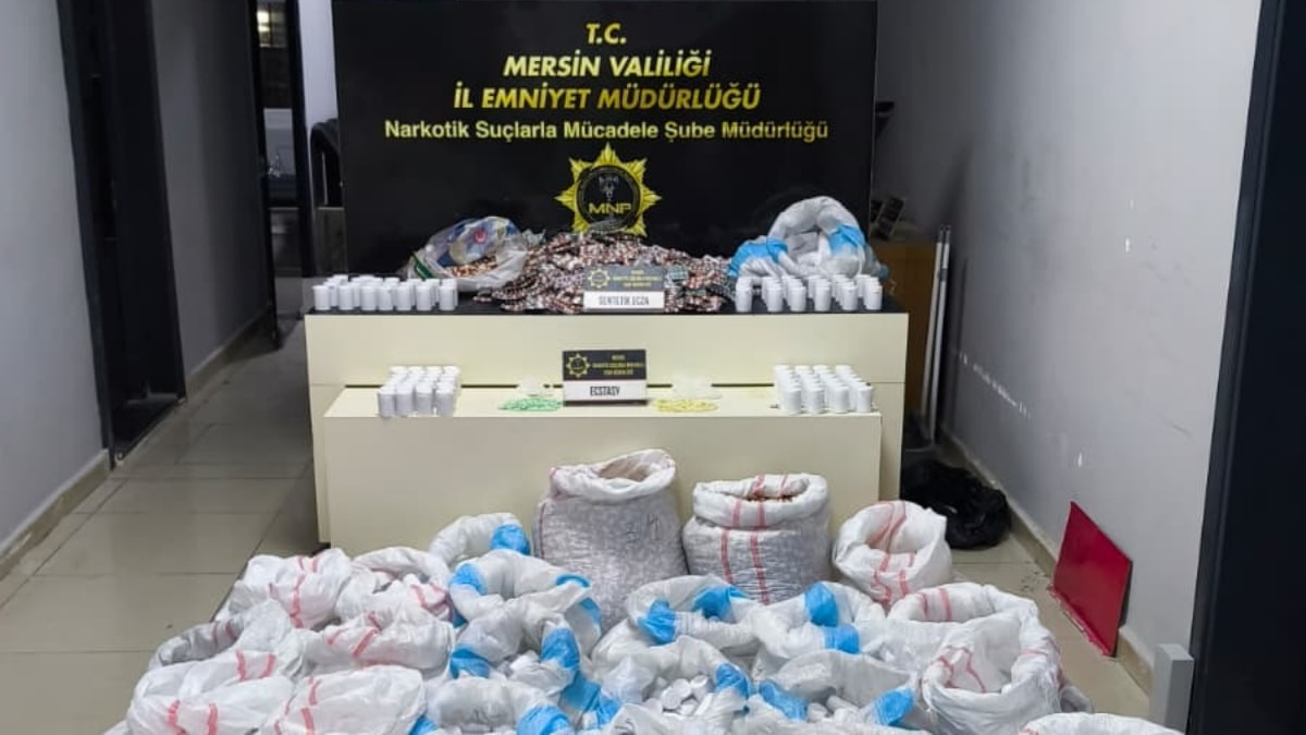 Mersin'de minibüsten çıkan binlerce hapa 2 tutuklama