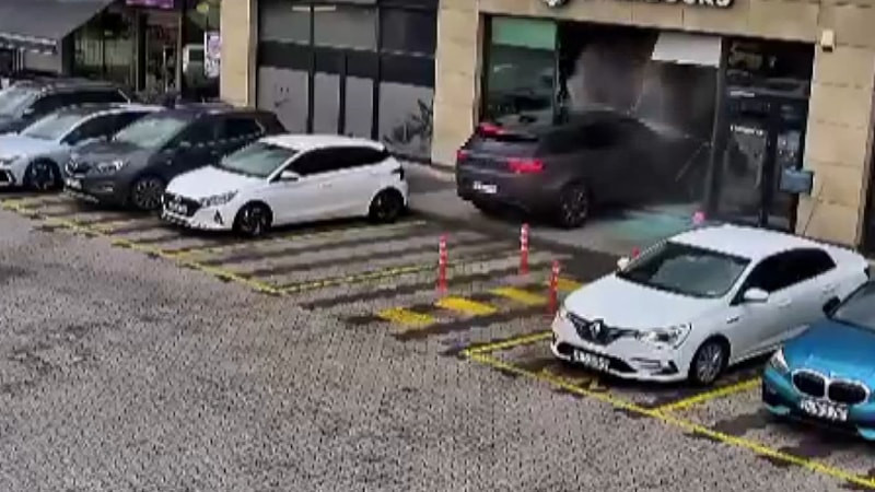 İstanbul Çekmeköy'de 2 aracın kafeye girdiği kaza kamerada